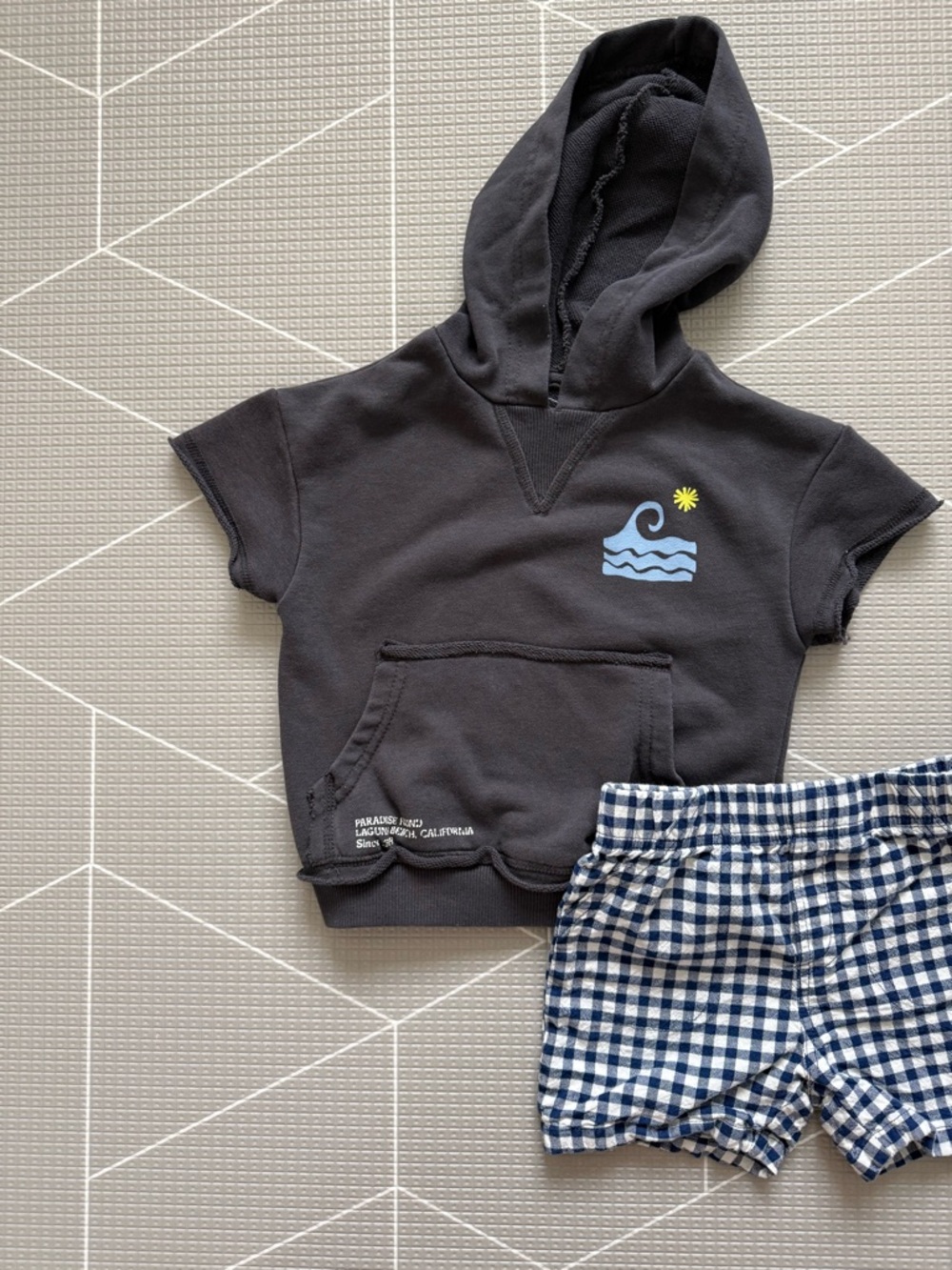 Grayson Mini|Baby boy boho set,Gray Hoodie w Wave Sun Graphic & gingham shorts•